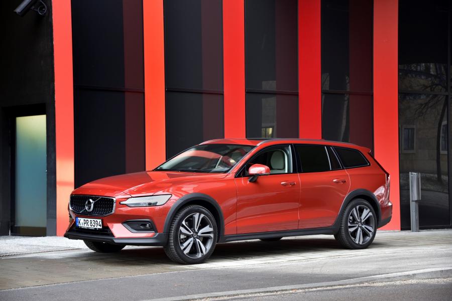  Volvo V60 D4 Cross Country 2018 года  (WW) (фото 8 из 49)